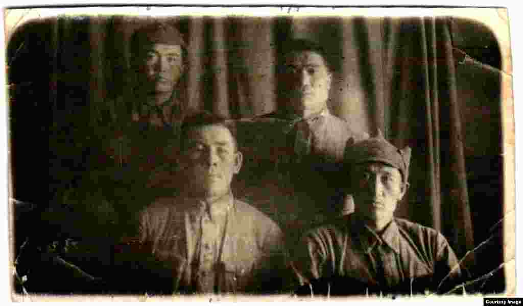 Мамбетказы Байбараков 1908-жылы Ысык-Көлдүн Түп районунда төрөлгөн. 1942-жылы Казарманда мугалим болуп эмгектенип жүргөн кезинде согушка чакыруу келип, майданга аттанат. 1944-жылы 22-июнда Беларустун аймагында согушуп жүргөн кезинде каза болгон. 