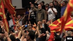 Актерот Владо Јовановски и оперскиот пејач Игор Дурловски во Собранието на 27 април