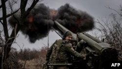 Військовослужбовець 24-ї механізованої бригади імені короля Данила веде вогонь із самохідної гаубиці 2с5 «Гіацинт-с» по російських військах поблизу міста Часів Яр Донецької області, Україна, 18 листопада 2024 року