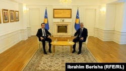 Albin Kurti dhe Hashim Thaçi. Foto nga arkivi. 
