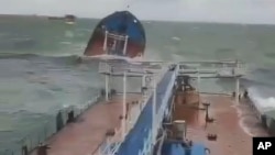 Fotografie preluată dintr-un clip video difuzat de Procuratura pentru transporturi din sudul Rusiei care arată petrolierul Volgoneft-212 naufragiat în strâmtoarea Kerci. 15 decembrie.