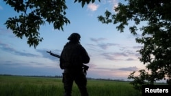 Український військовослужбовець 92-ї окремої десантно-штурмової бригади охороняє територію поблизу міста Вовчанськ Харківської області, 19 травня 2024 року