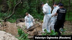 Ексхумација на тела во близина на селото Ворзел, област Буча, регионот Киев, 13 јуни 2022 година