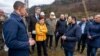 În imagine, ministrul Mediului, Mircea Fechet (în dreapta, din profil) și directoarea APM Mureș – instituția care a emis acordul de mediu – Cristina Pui (în centru, în jachetă galbenă) în timpul unei vizite la Răstolița. 