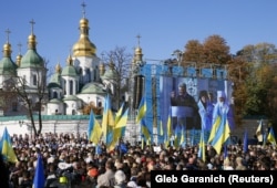 Люди слухають президента України Петра Порошенка під час молитовного заходу за томос для України. Київ, Софійська площа, 14 жовтня 2018 року