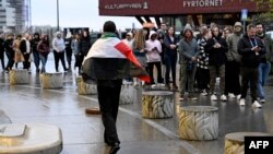 Un bărbat cu steagul palestinan peste umeri trece la 6 mai pe lângă Malmö Arena, unde începe marți festivalul de cântece Eurovision.