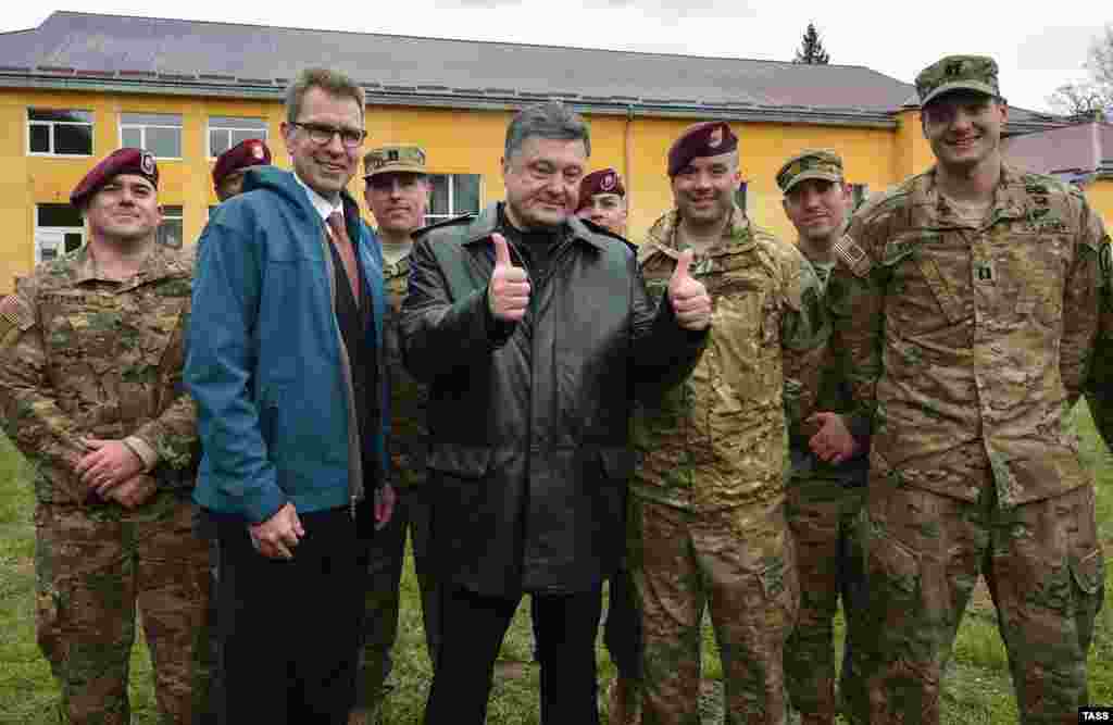 Президент України Петро Порошенко (праворуч) та посол США в Україні Джеффрі Пайєтт разом із американськими десантниками. Яворівський полігон, 20 квітня 2015 року