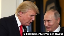 Президенти США і Росії Дональд Трамп (л) і Володимир Путін спілкуються перед початком засідання саміту АТЕС, В’єтнам, 11 листопада 2017 року