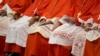 Cardinalii electori se adună în Capela Sixtină, izolați de restul lumii și aleg noul papă. 