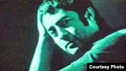 احمد رضا احمدی متولد سال ۱۳۱۹ کار شاعری را از دهه ی چهل آغاز کرد و خيلی زود آثارش مورد توجه شاعران و منتقدان مطرح آن دوره قرار گرفت. نخستين مجموعه شعر او با نام طرح در سال ۴۱ منتشر شد.