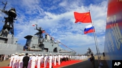 Кытай армиясынын офицерлери 2016-жылы Чжаньцзян портунда Орусиянын аскердик-деңиз кемесин тосуп алуу учурунда 