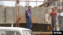 Најниски плати во градежништвото, текстилната и кожарската индустрија 