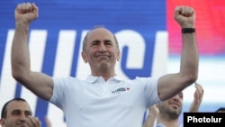 Armenia - Former President Robert Kocharian greets supporters during an election campaign rally in Yerevan, June 18, 2021.