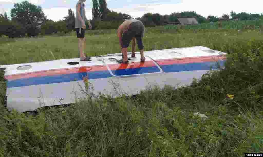 Уламками «Боїнгу-777» (фотографії місцевих жителів)