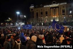 Protestatarii se adună în fața clădirii parlamentului din Tbilisi pe 28 noiembrie.