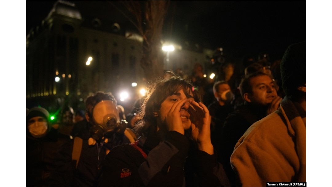 Протестующие у здания парламента Грузии в центре Тбилиси, 28 ноября