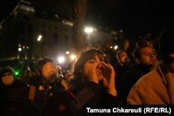 Протестующие у здания парламента Грузии в центре Тбилиси, 28 ноября