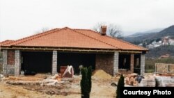 Фотографии на граѓанската организација „Фронт 21/42, која вели дека утврдила незаконски градежни активности на територијата на Студенчишко Блато, во Охрид.