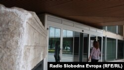 Владата преполна со службеници 