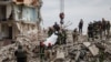 Echipele de salvare au găsit cel puțin 15 morți în blocul distrus de bombardamentele Rusiei în Ceasiv Iar, din regiunea Donețk. 10 iulie 2022