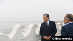 Президент Узбекистана Шавкат Мирзияев с руководителем «Узгидроэнерго» Абдугани Сангиновым на месте прорыва дамбы Сардобинского водохранилища. Сырдарья, мая 2020 года.