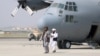 Talibani na aerodromu u Kabulu pored vojnog aviona dan nakon što su američke trupe napustile Avganistan, 31. avgust 2021. 