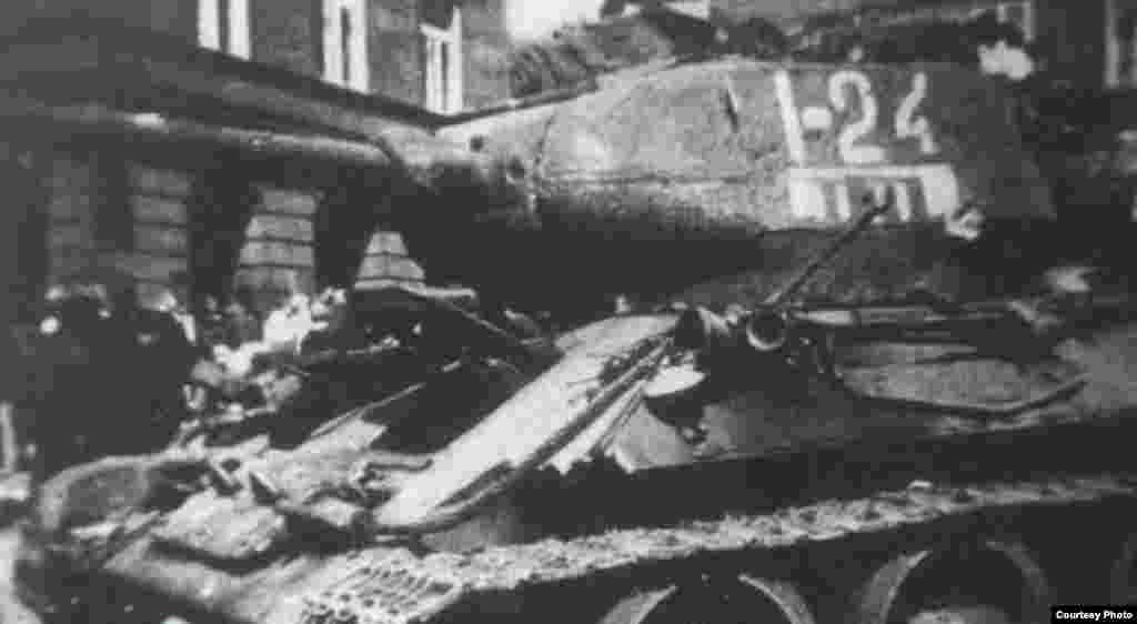 Танк лейтенанта Ивана Гончаренко модели "Т-34" вскоре после боя в Праге 9 мая 1945 года. Танк носил бортовой номер "24".