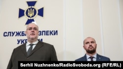 Голова київського управління СБУ Олег Валендюк (ліворуч) і заступник начальника Головного управління розвідки Міноборони України Павло Яцюк під час брифінгу щодо справи Тимофія Нагорного, який, за інформацією спецслужб, є агентом ФСБ Росії. Київ, 22 жовтня 2018 року