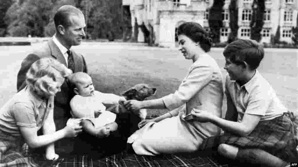Kraljica, princ Filip i troje njihove dece En, Endrju i Čarls (s leva na desno; njihovo četvrto dete, princ Edvard, rođen je četiri godine kasnije) u zamku Balmoral 1960. 