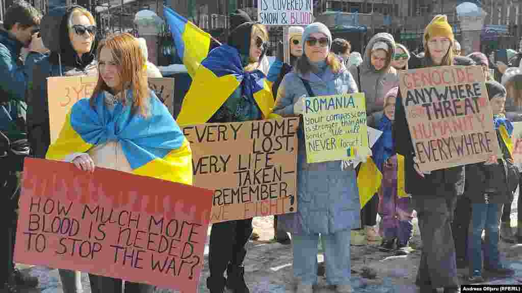 Manifestanții de la Ambasada Ucrainei au adus cu ei afișe pe care aveau mesaje în limba engleză pentru încetarea războiului, dar și mesaje prin care mulțumeau României pentru ajutorul dat refugiaților în acești trei ani.