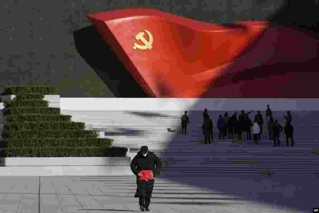 A 75-a aniversare găsește China comunistă mai aproape decât în trecut de Rusia. Președintele rus Vladimir Putin l-a felicitat pe Xi miercuri pentru aniversare și pentru stabilirea ulterioară a relațiilor diplomatice bilaterale, menționând că Rusia a fost prima țară care a recunoscut Republica Populară Chineză în urmă cu 75 de ani, potrivit agenției oficiale de presă Xinhua. Xi a reafirmat legăturile bilaterale strânse, afirmând că China va continua să extindă „cooperarea pragmatică pe toate planurile” între cele două națiuni.