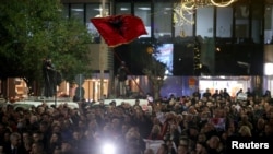 неколку стотици луѓе се собраа во Тирана на демонстрации против иницијативата Отворен Балкан