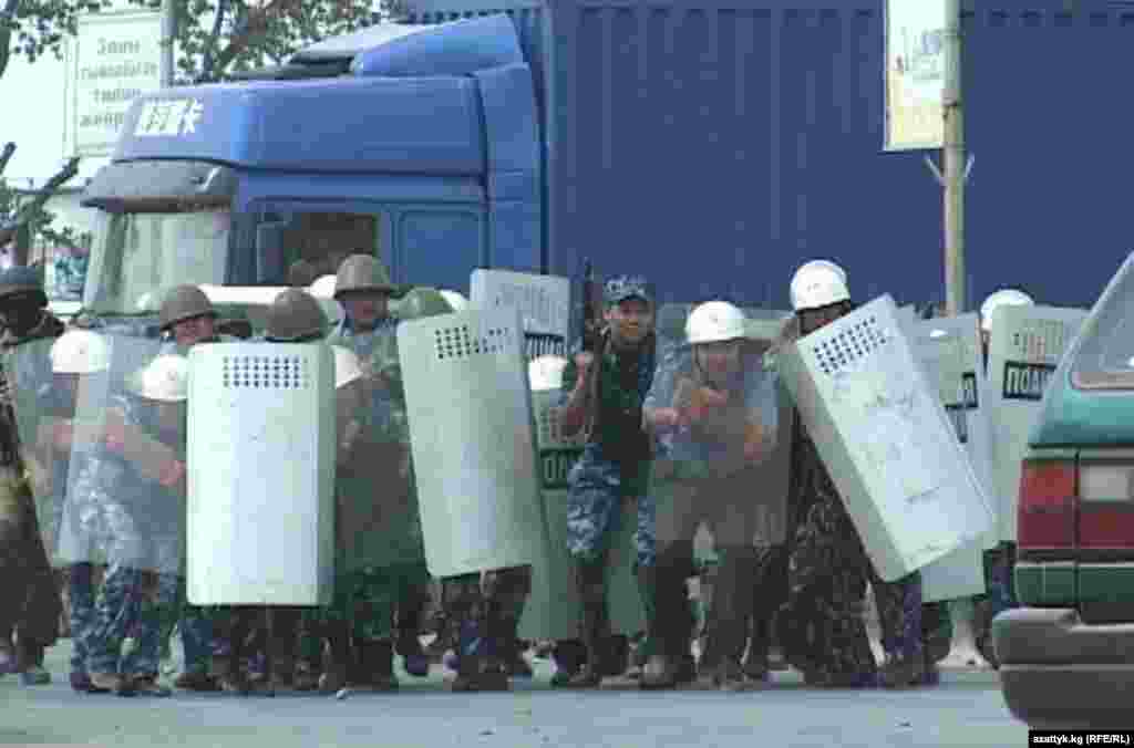 22 июня 2012 года в Баткене вспыхнули массовые беспорядки после задержания таджикскими пограничниками трех граждан КР, обвиненных в контрабанде.