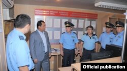 Бажы кызматынын төрага орун басары Райымбек Матраимов баштаган Бажы кызматкерлери. 