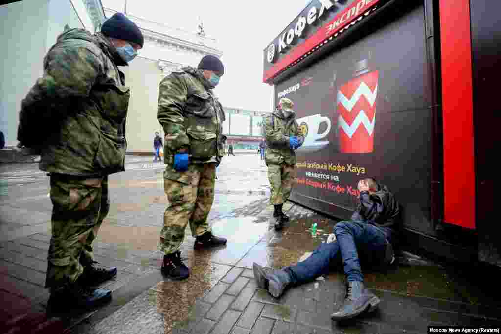 РУСИЈА - Рускиот оперативен штаб за борба против заразата денеска соопшти дека бројот на заразени со новиот коронавирус во Русија се зголемил за 1.175 во текот на изминатите 24 часа, и сега изнесува 8.672 во 81 од 85 региони на федерацијата. Тоа е рекорден број нови случаи на ден во Русија.