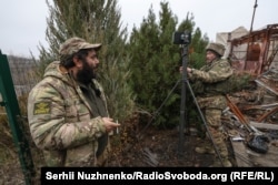 Illya Lif urmărește un soldat care pregătește un dispozitiv de transmisie pentru o dronă FPV în regiunea Donețk din Ucraina.