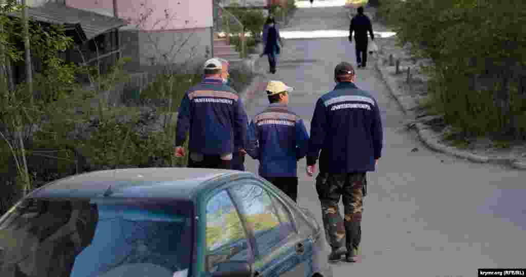 Бригада робітників у дворі п'ятиповерхівки на вулиці Київській 