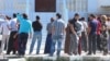 Türkmenabadyň migrasiýa edarasynyň öňünde garaşýan raýatlar. (Arhiw suraty)