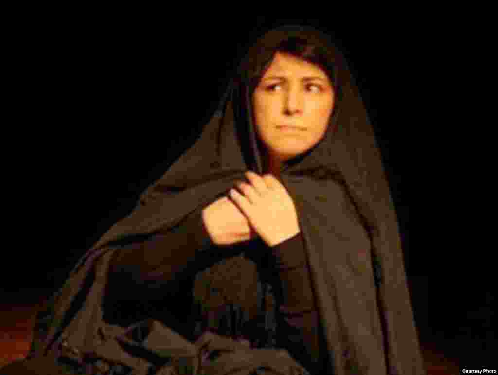 نمایشنامهخوانی در پاریس - نمایش «رویای طاهرهگان خاموش» کاری از «محمد رضاییراد» دوم و سوم آبان ماه امسال در پاریس خوانده شد و با استقبال مخاطبان ایرانی روبهرو شد. عکس از محمد پویا