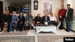در آستانه پنجم دی و مراسم چهلم جانباختگان آبان ۹۸، اعضای خانواده پویا بختیاری توسط نیروها امنیتی بازداشت شدند. 