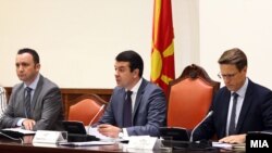 Седница на Националниот совет за евроинтеграции. Заменик премиерот за евроинтеграции Бујар Османи, претседателот на Националниот совет за евроинтеграции Никола Попоски и амбасадорот на ЕУ во Македонија, Самуел Жбогар