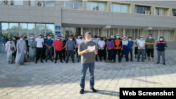 Вышедшие на забастовку рабочие аутсорсера KMG EP-Catering. Жанаозен, 30 июля 2021 года