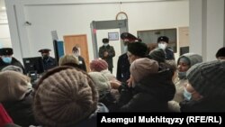 Әділет министрлігіне жиналған наразы топ. Нұр-Сұлтан, 18 қаңтар 2021 жыл.