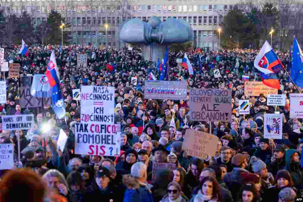 24 гыйнварда меңләгән кеше Словакия хакимияте гамәлләренә каршы протестларга чыкты. 