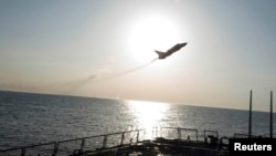 Фото, на якому, за даними флоту США, зображений російський Су-24, який пролітає поруч з американським есмінцем, 12 квітня 2016 року