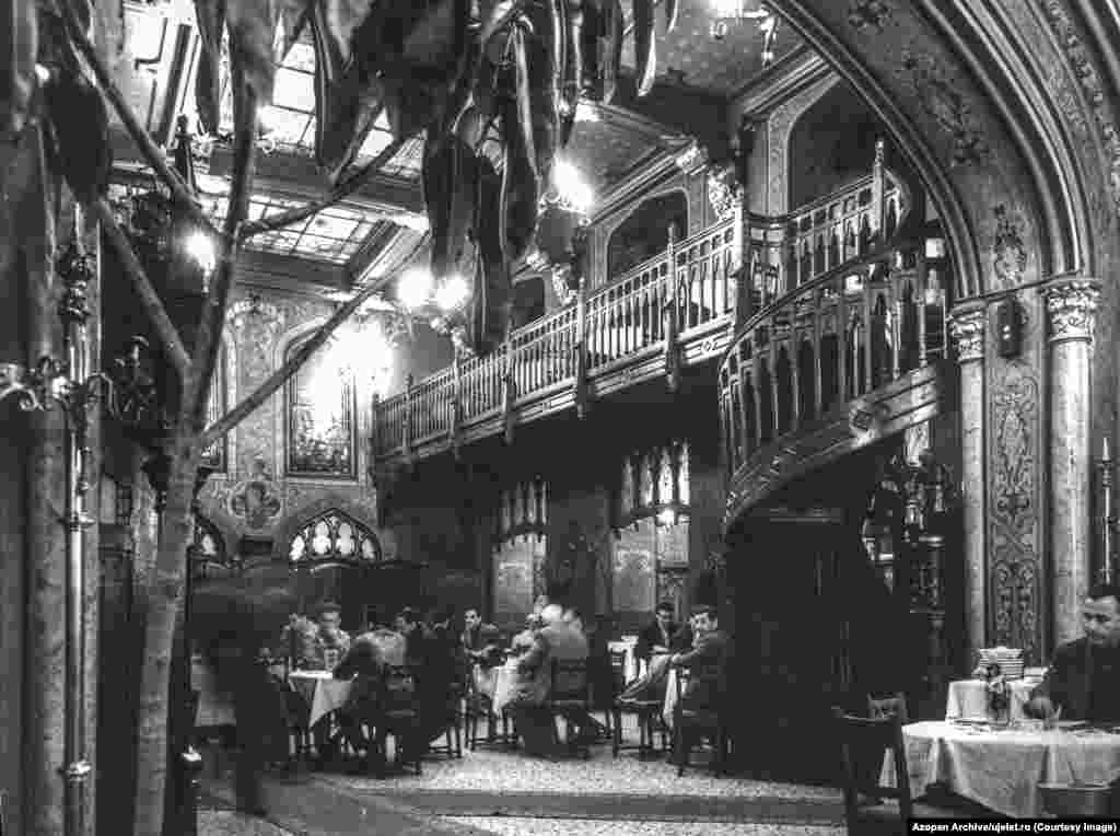 Unutrašnjost kafića Caru cu bere (Vagon piva) u Bukureštu, fotografisana 1965. godine. Uj Elet, značenja &quot;Novi život&quot;, bila je publikacija na mađarskom jeziku koja je ciljala na oko milion ljudi koji govore mađarski u Rumuniji. Časopis je počeo da izlazi 1959.