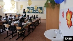 Родителите на украински деца са заплашвани, че ако не записват децата си в проруски училища, родителските им права могат да бъдат отнети