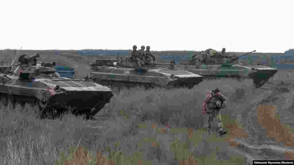 Військовослужбовці Збройних Сил України готуються БМП до від'їзду.
