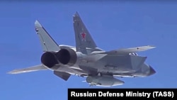 Сврухзввуков изтребител МиГ-31 на руските ВВС с хиперзвуковата ракета "Кинжал"