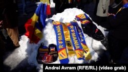 Printre manifestanți au fost și unii care vindeau fulare.